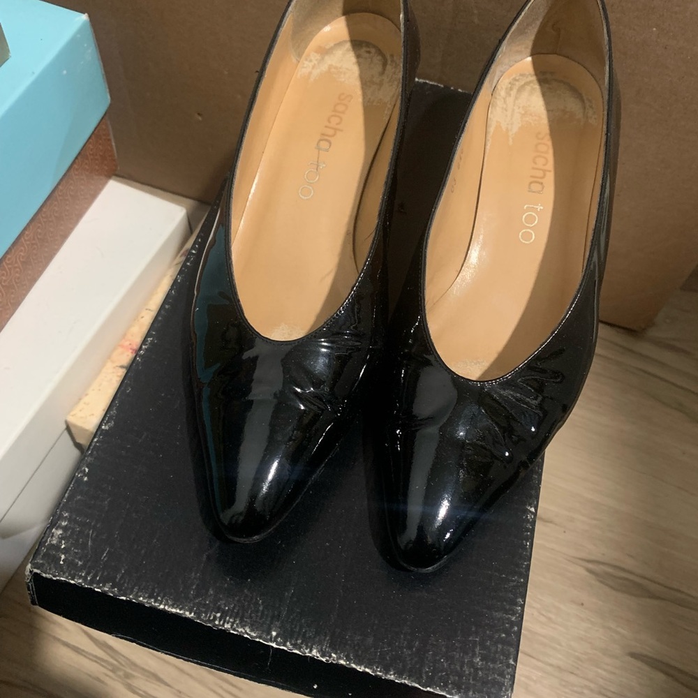 patent leather heel shoe